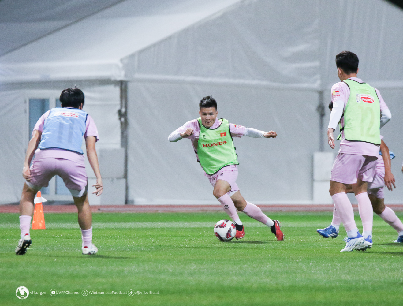 Cầu thủ Quang Hải (giữa)
