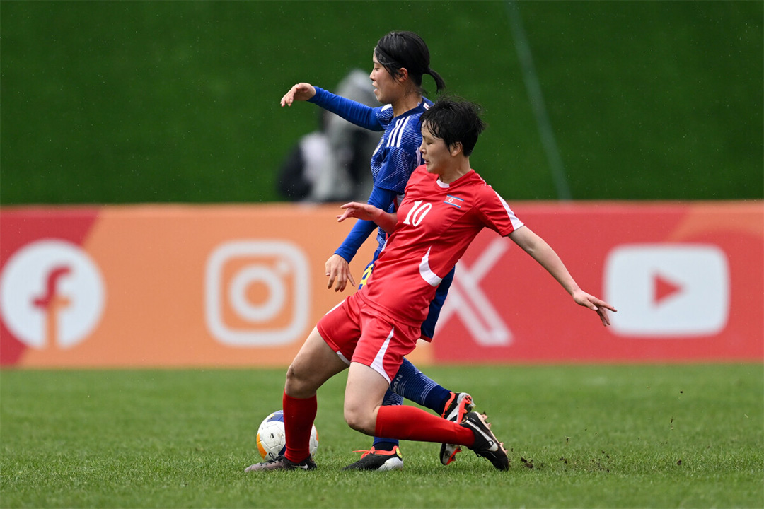 Các cầu thủ U20 nữ CHDCND Triều Tiên (áo đỏ)