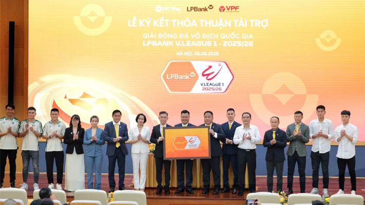 Lễ ký kết diễn ra với trước chứng kiến của đại diện lãnh đạo Cục Thể dục Thể thao Việt Nam, Liên đoàn Bóng đá Việt Nam (VFF), Công ty Cổ phần Bóng đá chuyên nghiệp Việt Nam (VPF) và Công ty TNHH Truyền hình FPT (FPT Play).