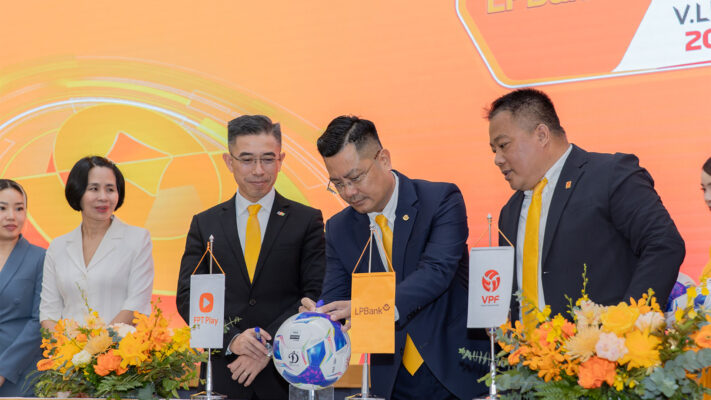 Đại diện LPBank, ông Bùi Thái Hà - Phó Chủ tịch HĐQT LPBank; đại diện Tập đoàn FPT, ông Hoàng Việt Anh - Chủ tịch HĐQT FPT Telecom và đại diện VPF, ông Nguyễn Minh Ngọc - Tổng Giám đốc VPF.