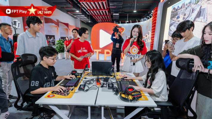 Các streamer, game thủ nổi tiếng giao lưu cùng người hâm mộ tại khu vực eSports của gian triển lãm FPT Play. (Ảnh: FPT Play)