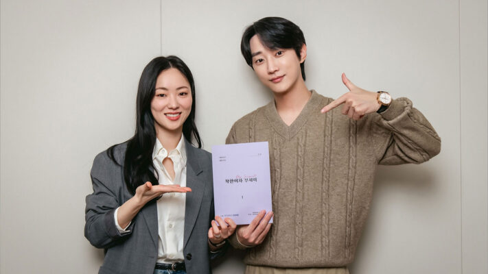 Jeon Yeo Been và Jung Jin Young trong buổi đọc kịch bản (Ảnh: FPT Play)