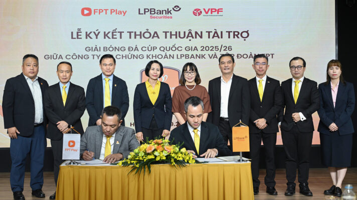 Ông Nguyễn Duy Khoa - Chủ tịch HĐQT LPBS và Ông Phạm Thanh Tuấn - Chủ tịch HĐQT FPT Play ký kết hợp tác (Ảnh: FPT Play)