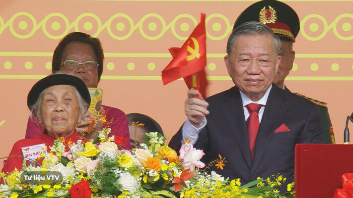 Mẹ Việt Nam Anh hùng Trần Thị Huyến ngồi bên cạnh Tổng Bí thư Tô Lâm tại sự kiện A80 (Ảnh: Tư liệu VTV)